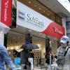 Nhân viên bán hàng tại cửa hàng Softbank